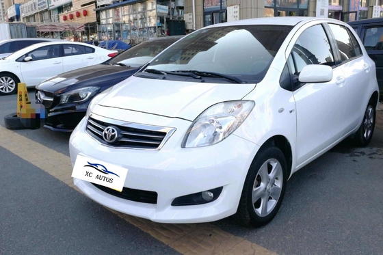 Toyota Yaris 5 porte 5 posti hatchback a benzina con tetto a cappella e fari a LED