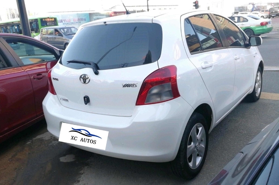 Toyota Yaris 5 porte 5 posti hatchback a benzina con tetto a cappella e fari a LED