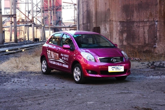 Toyota Yaris 5 porte 5 posti hatchback a benzina con tetto a cappella e fari a LED