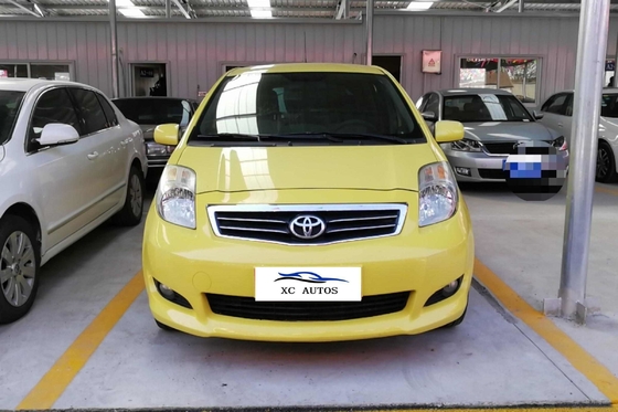 Toyota Yaris 5 porte 5 posti hatchback a benzina con tetto a cappella e fari a LED
