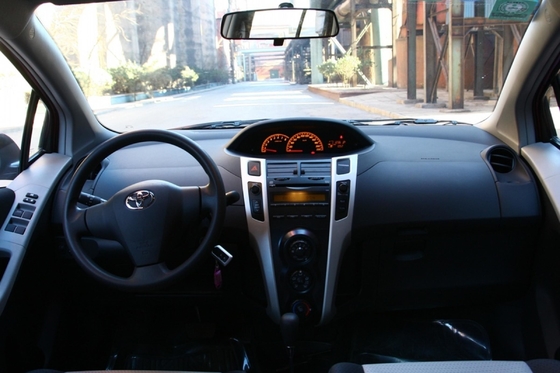 Toyota Yaris 5 porte 5 posti hatchback a benzina con tetto a cappella e fari a LED