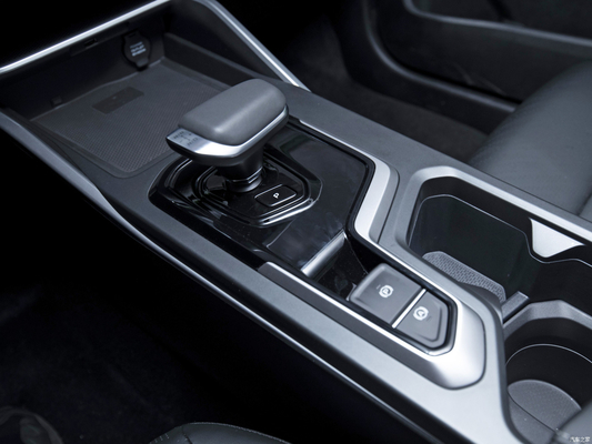 Grande valore Geely Emgrand berlina con Macpherson sospensione anteriore e R16 dimensione pneumatico