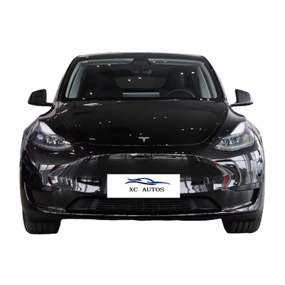 Fermato di parcheggio elettrico Tesla Modello Y Energia usata Auto elettrico con davanti 4 posteriore 4 radar