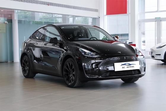 Fermato di parcheggio elettrico Tesla Modello Y Energia usata Auto elettrico con davanti 4 posteriore 4 radar