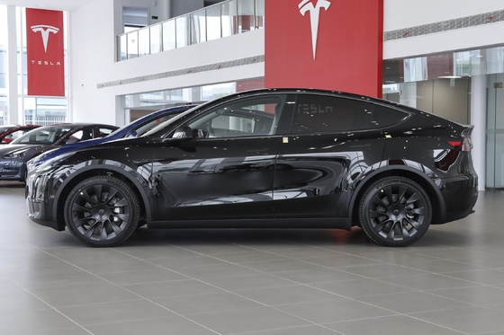 Fermato di parcheggio elettrico Tesla Modello Y Energia usata Auto elettrico con davanti 4 posteriore 4 radar