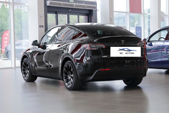 Fermato di parcheggio elettrico Tesla Modello Y Energia usata Auto elettrico con davanti 4 posteriore 4 radar