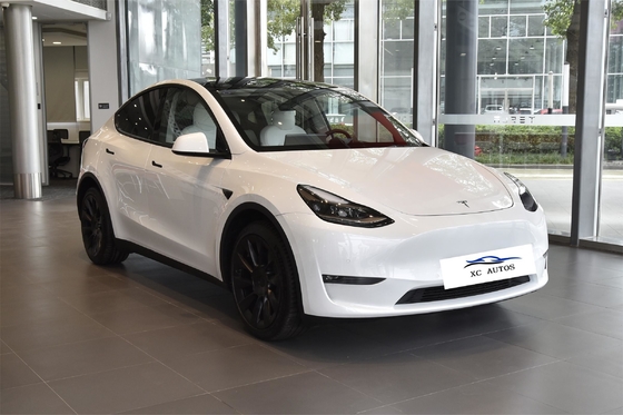 Fermato di parcheggio elettrico Tesla Modello Y Energia usata Auto elettrico con davanti 4 posteriore 4 radar