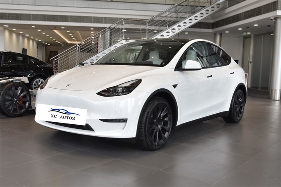 Fermato di parcheggio elettrico Tesla Modello Y Energia usata Auto elettrico con davanti 4 posteriore 4 radar