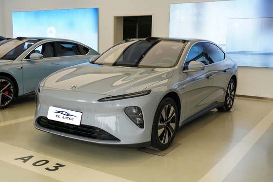 Autoveicolo elettrico a quattro ruote con freno di parcheggio elettrico