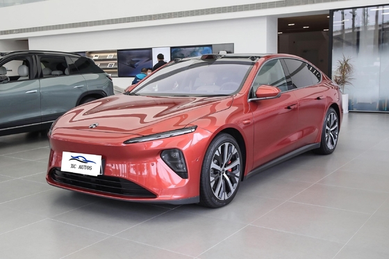 Autoveicolo elettrico a quattro ruote con freno di parcheggio elettrico