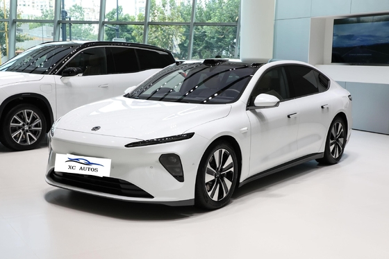 Autoveicolo elettrico a quattro ruote con freno di parcheggio elettrico
