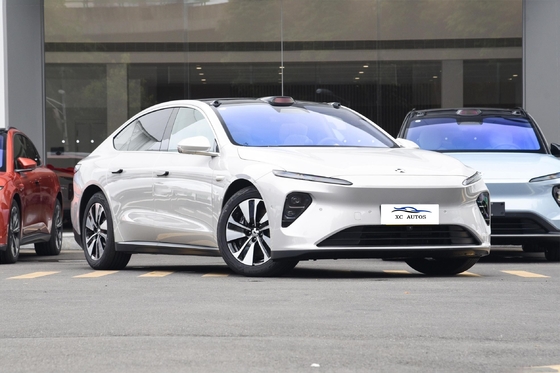 Autoveicolo elettrico a quattro ruote con freno di parcheggio elettrico