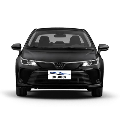Sedana Toyota Corolla 2023 a sinistra con numero di cambio 8 in avanti