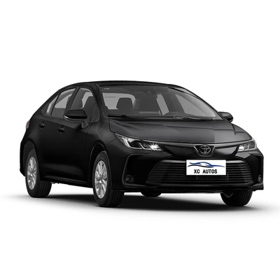 Sedana Toyota Corolla 2023 a sinistra con numero di cambio 8 in avanti