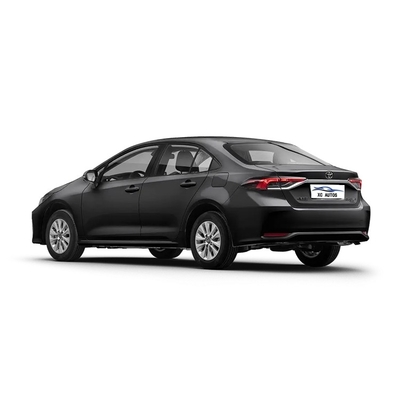 Sedana Toyota Corolla 2023 a sinistra con numero di cambio 8 in avanti