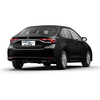 Sedana Toyota Corolla 2023 a sinistra con numero di cambio 8 in avanti