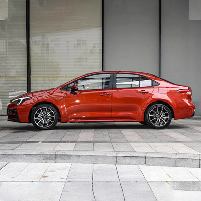Sedana Toyota Corolla 2023 a sinistra con numero di cambio 8 in avanti