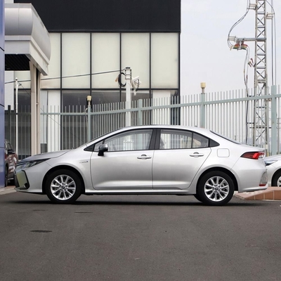 Sedana Toyota Corolla 2023 a sinistra con numero di cambio 8 in avanti