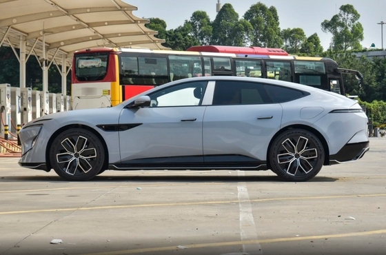 2024 700 Triple Laser Rear Drive Luxury Auto di lusso di medie e grandi dimensioni a 4 porte e 5 posti