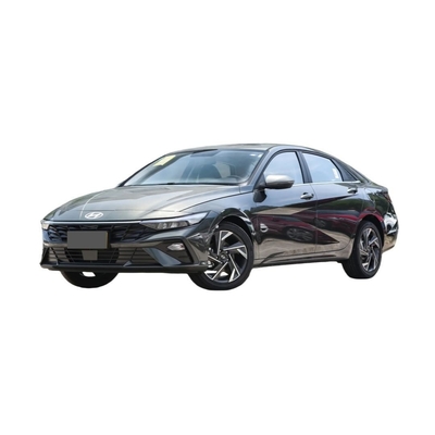 Sedana Hyundai Elantra 2024 con cambio automatico e ibrido elettrico