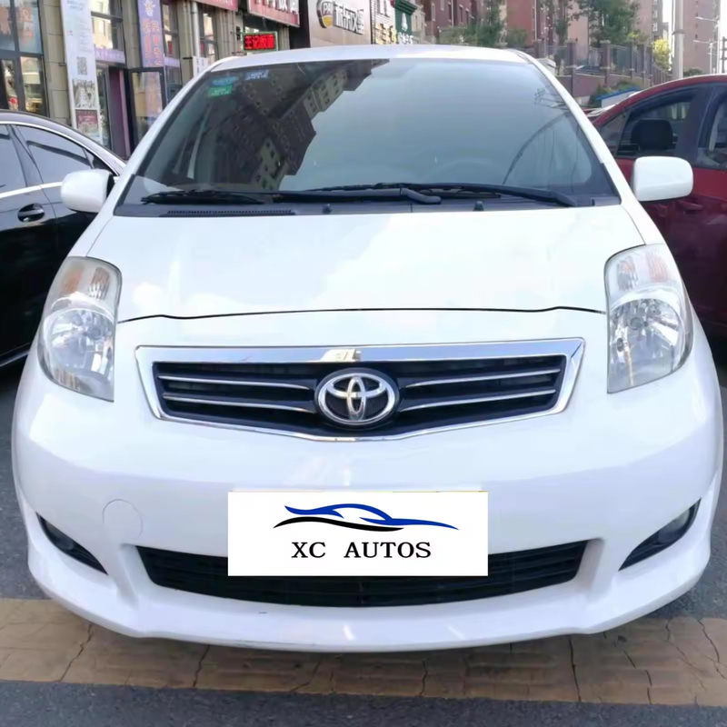 Toyota Yaris 5 porte 5 posti hatchback a benzina con tetto a cappella e fari a LED