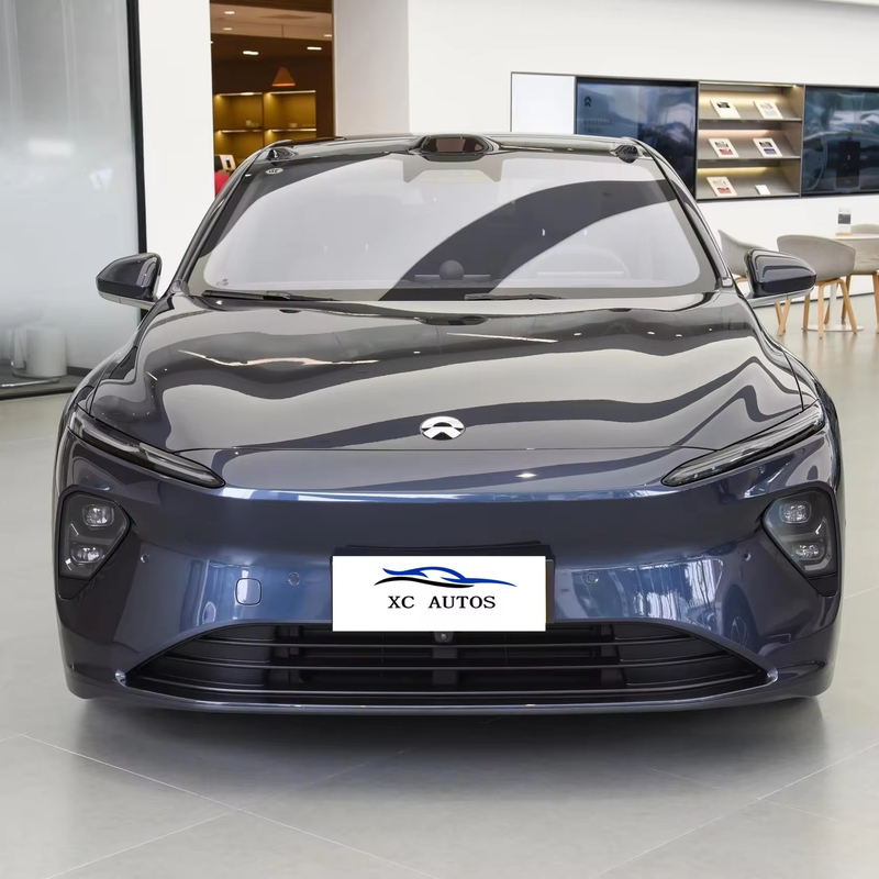 Autoveicolo elettrico a quattro ruote con freno di parcheggio elettrico