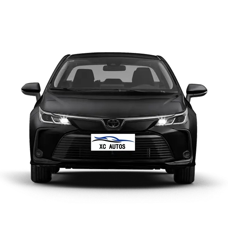 Sedana Toyota Corolla 2023 a sinistra con numero di cambio 8 in avanti